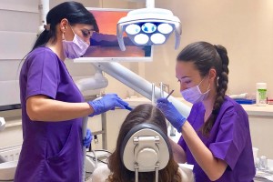 Dr. Vadász Anna esztétikai kezelés közben, Dentoplant fogászat